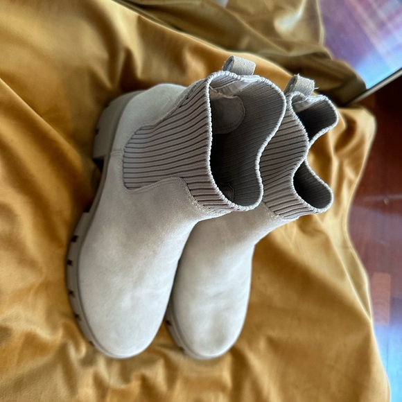 Boots - Picture 4 of 5